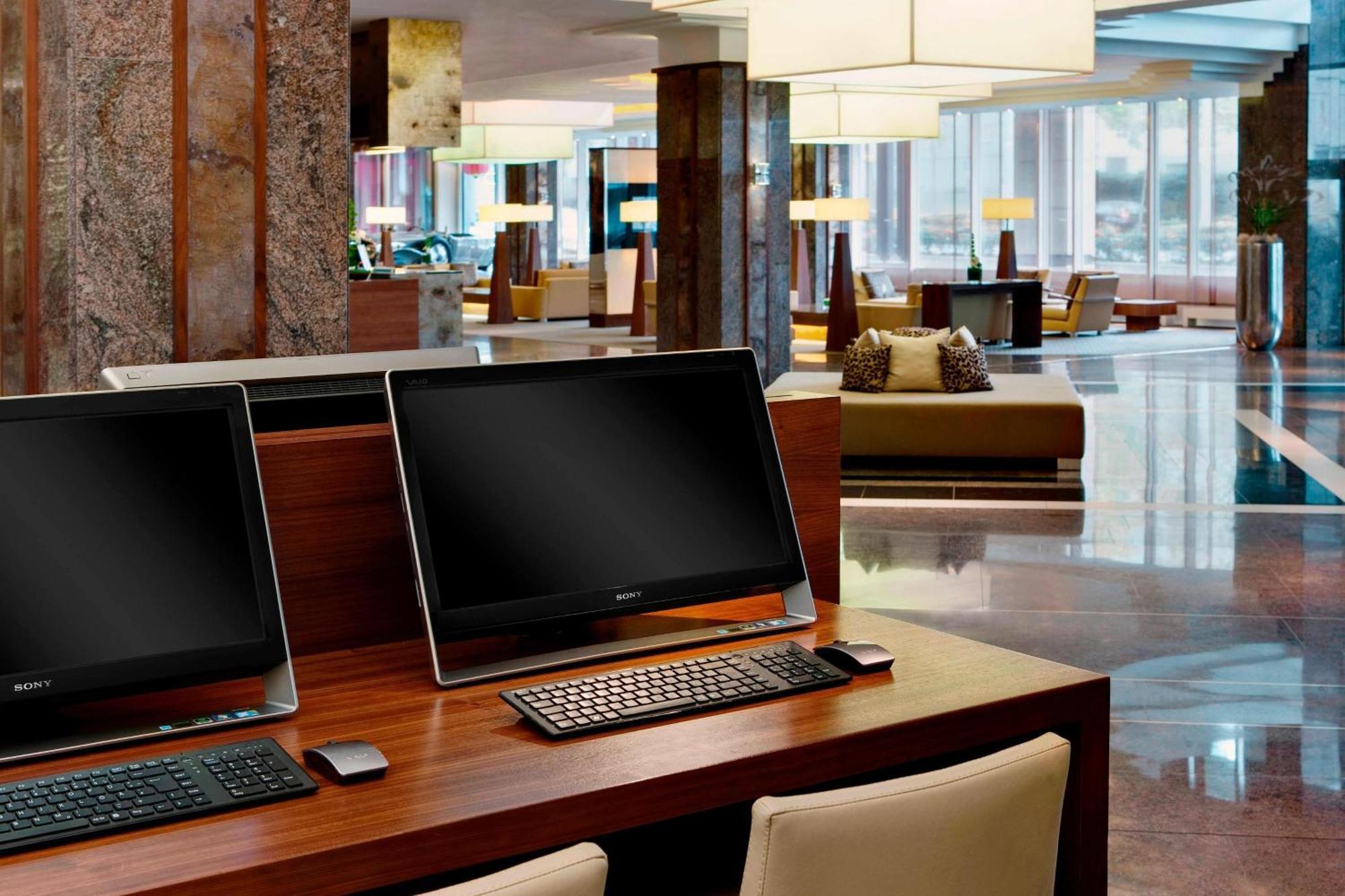 The Westin Grand Frankfurt Hotel Франкфурт на Майн Екстериор снимка Business Center
